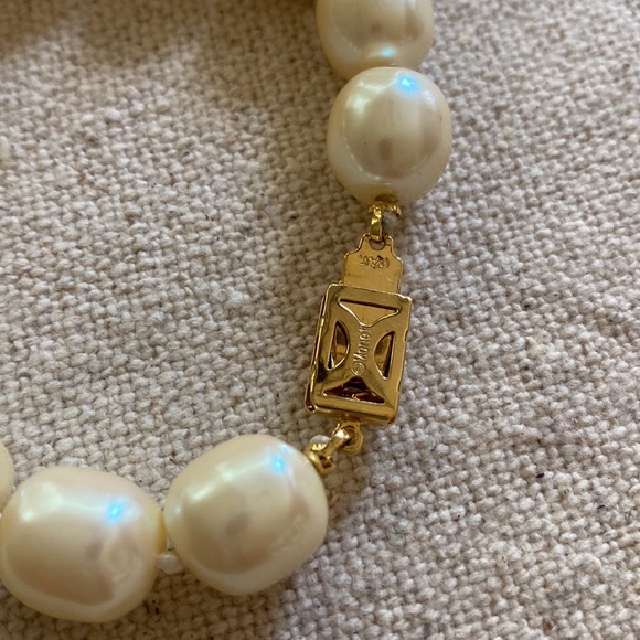 Monet, 13-Freshwater Pearls w/ Gold snap closure, hand knot, brand new condition - Picture 6 of 8